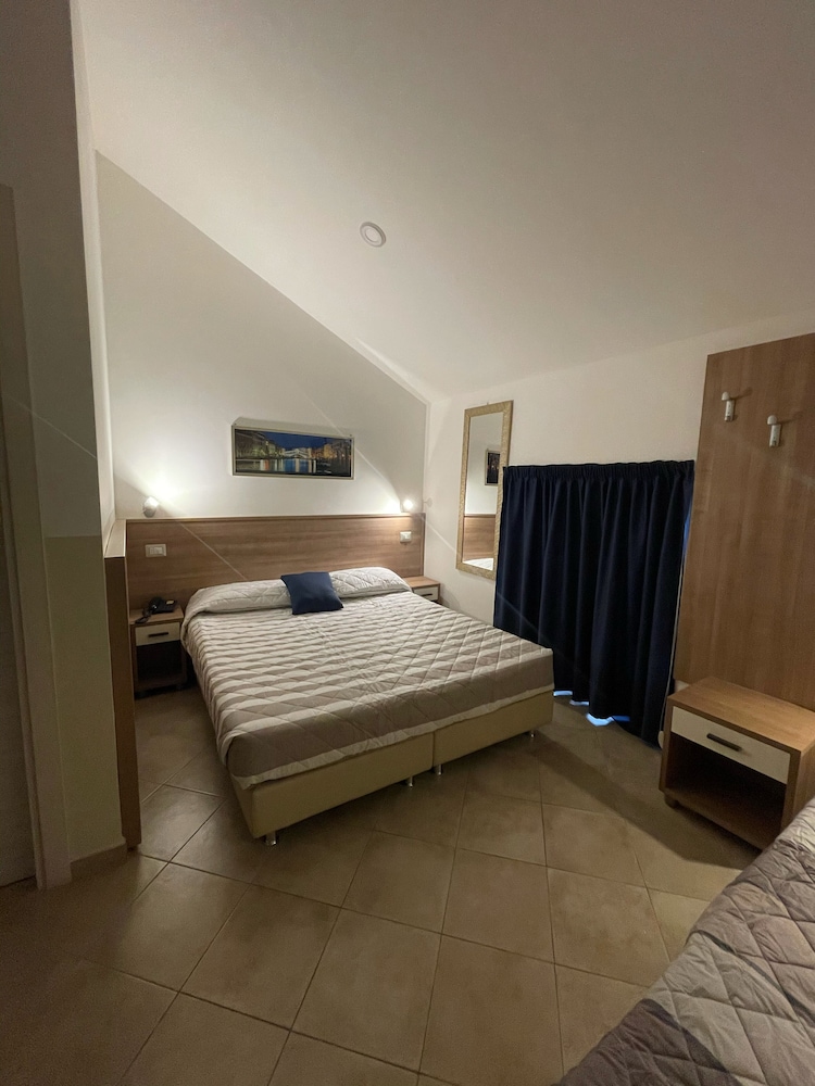 Hotel Montecarlo 24/53