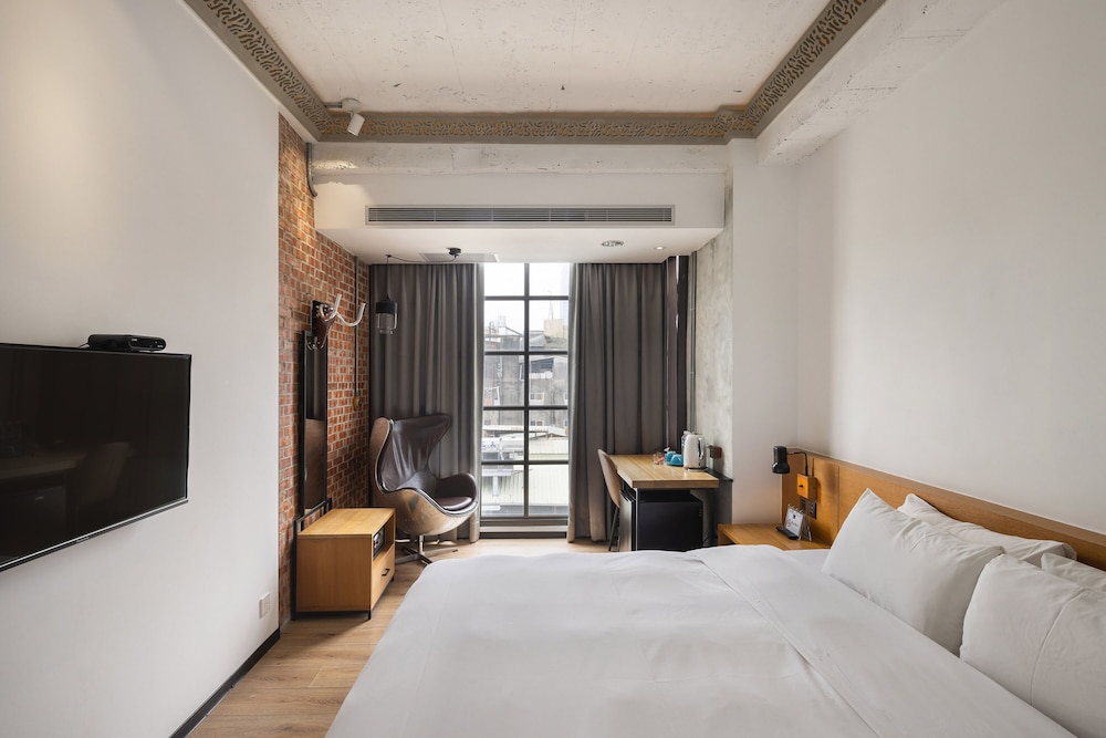 DELUXE, DOUBLE BED