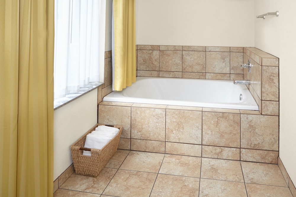 Holiday Inn Express Hotel Suites Pekin Peoria Area 20/62