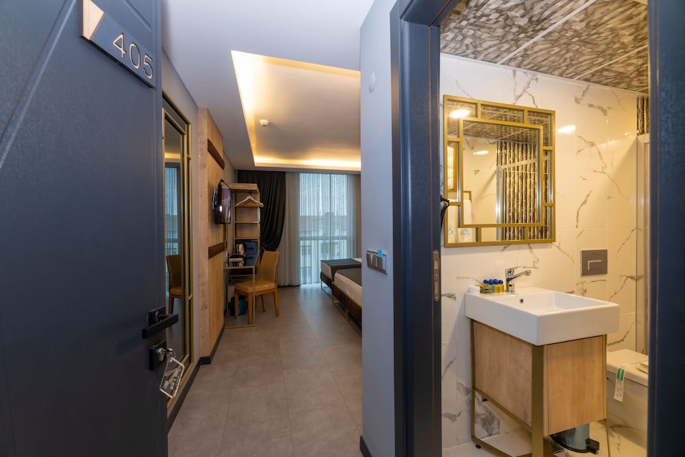 Fly And Stay Airport Hotel 54/55