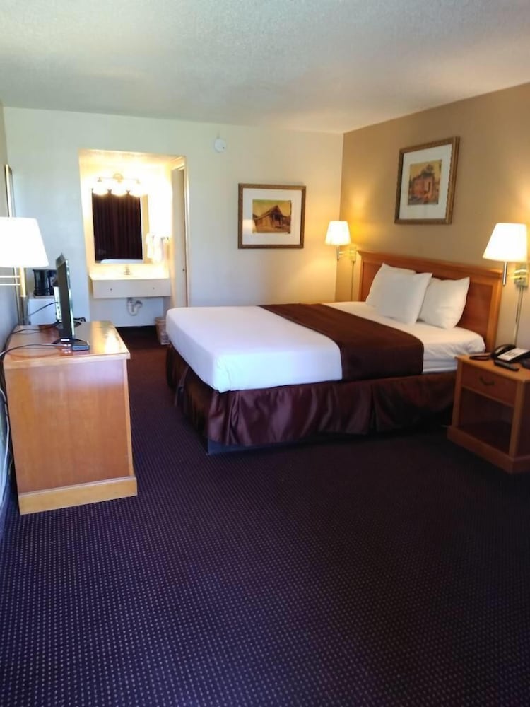 Knights Inn San Antonio near Frost Bank Center 13/35