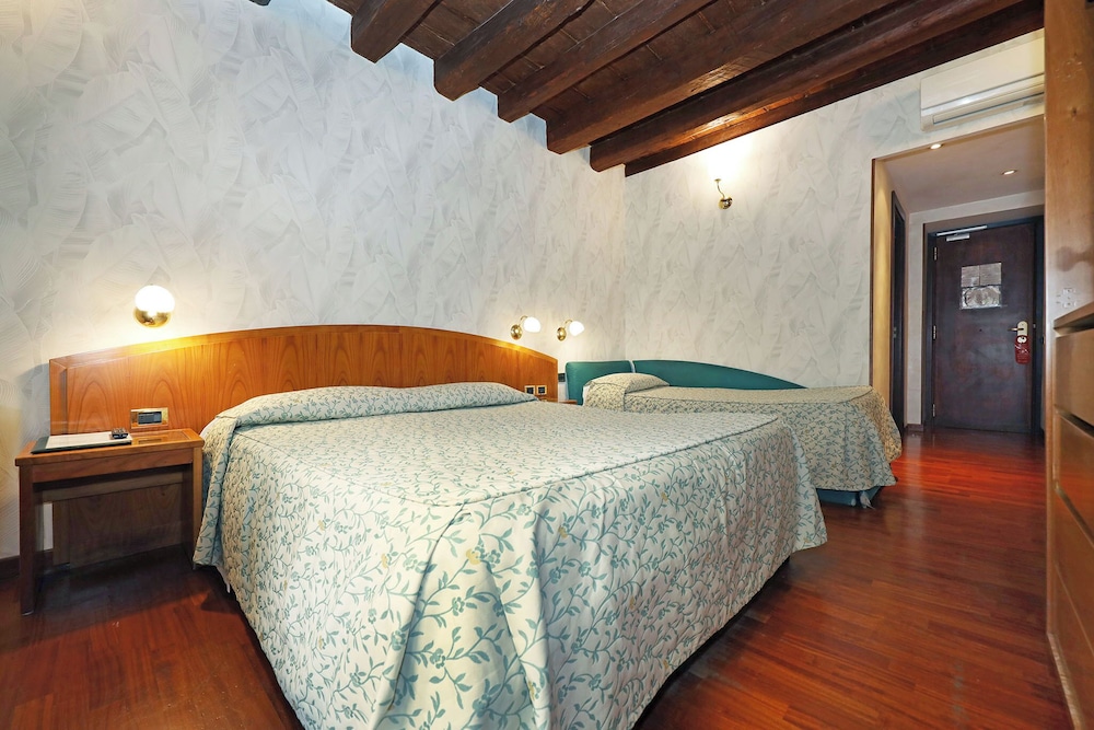 Hotel Corot 6/33