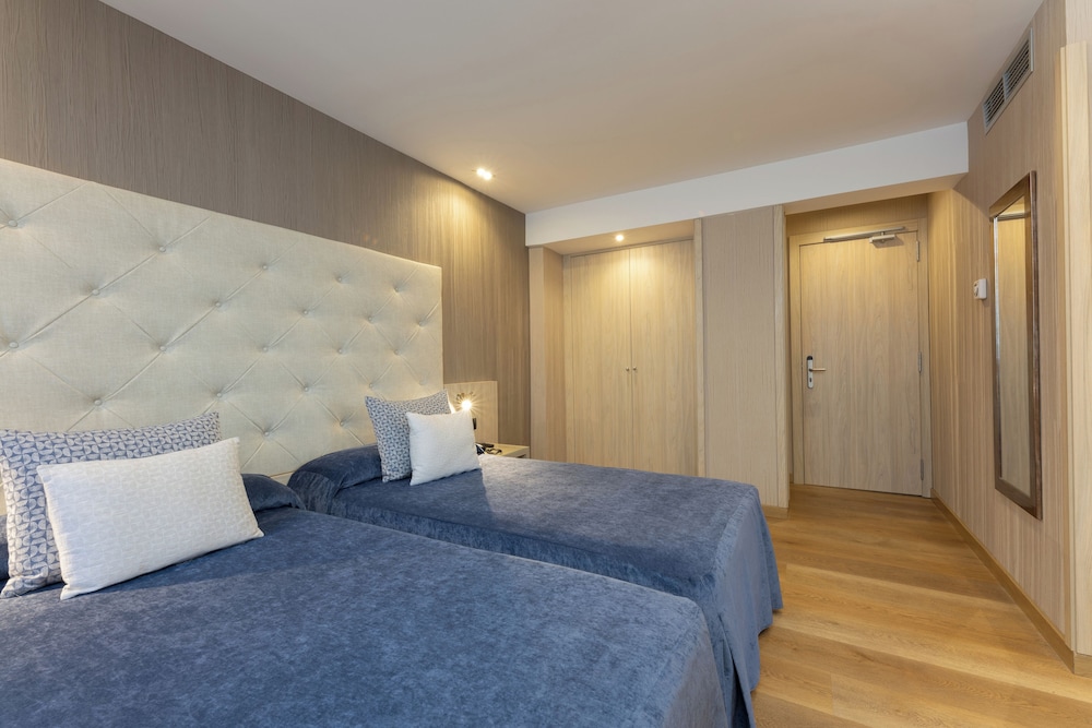 ROOM, QUADRUPLE