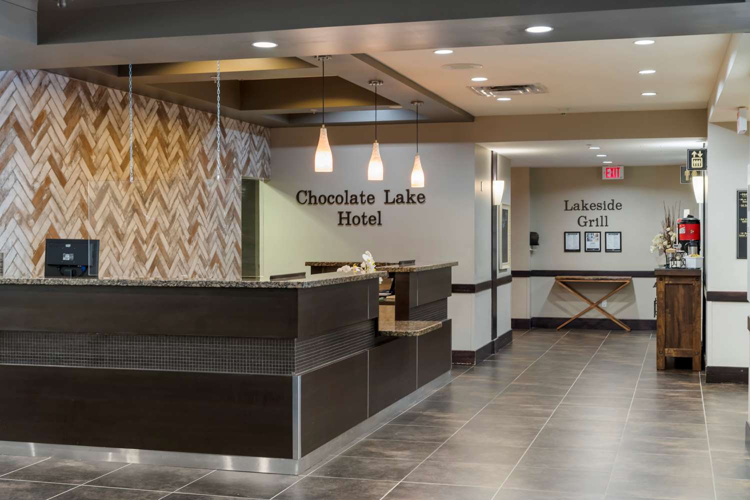 Best Western Plus Chocolate Lake Hotel 8/80