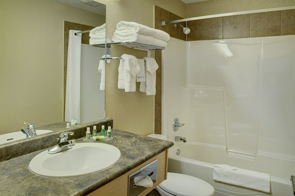 Lakeview Inns & Suites - Fort Nelson 31/35