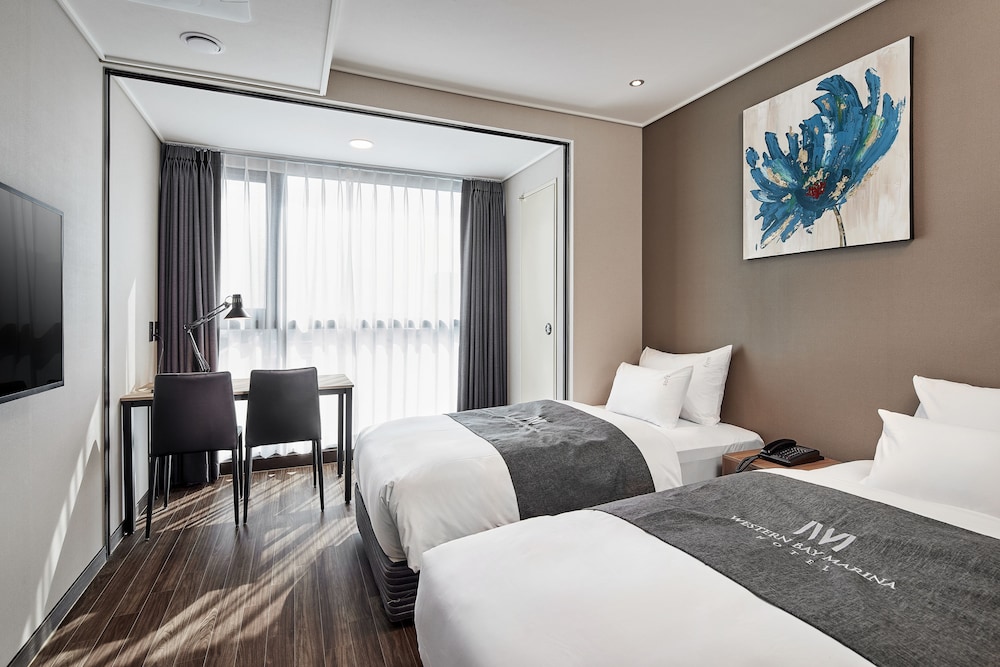 Western Bay Marina Hotel 13/46