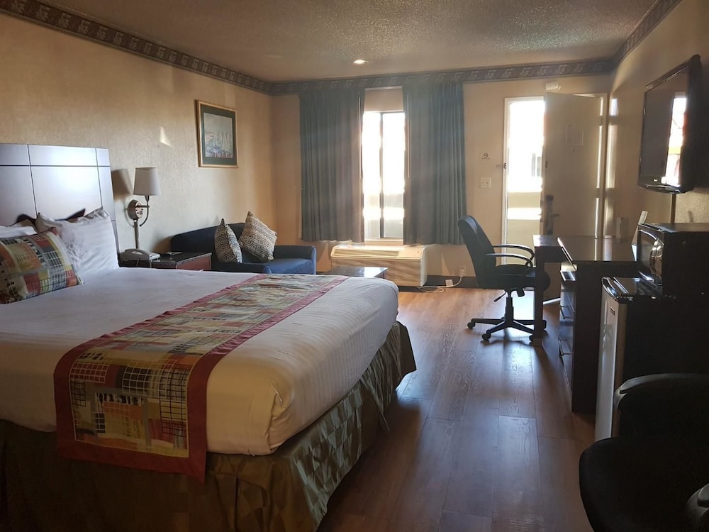 Travelodge by Wyndham Costa Mesa Newport Beach Hacienda 16/25