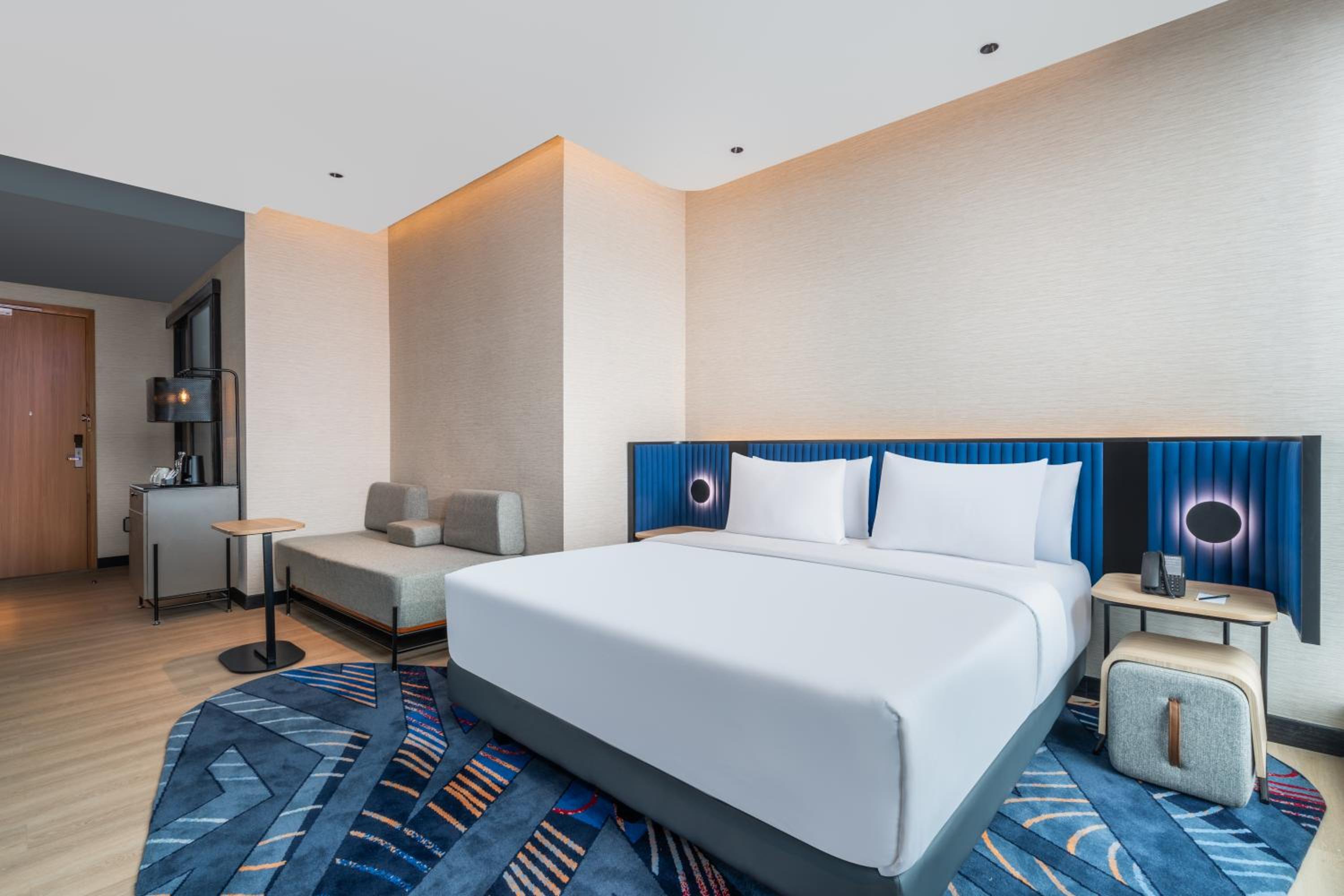 DELUXE, KING BED