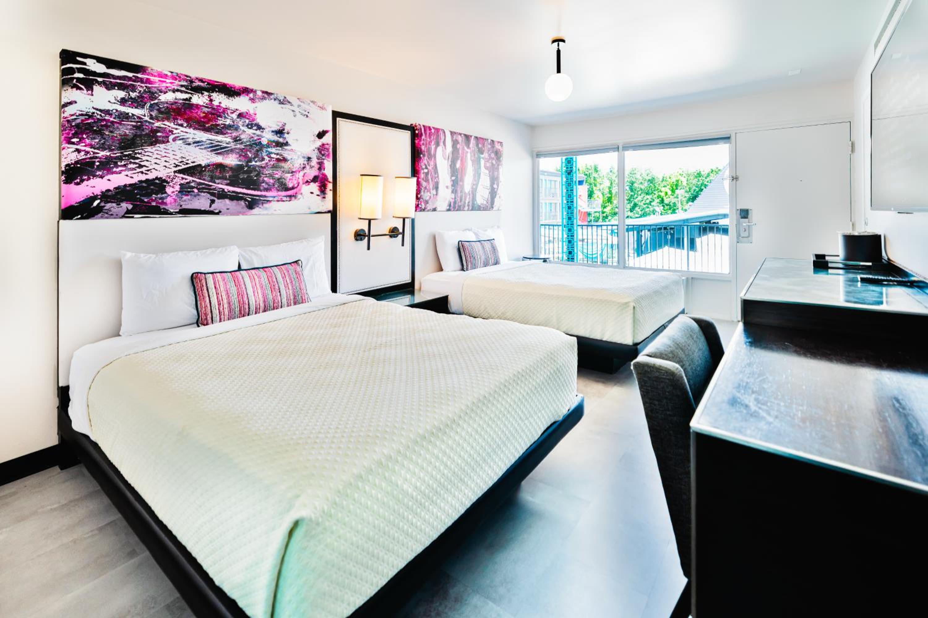 Room, 2 Queen Beds, Parking Lot View