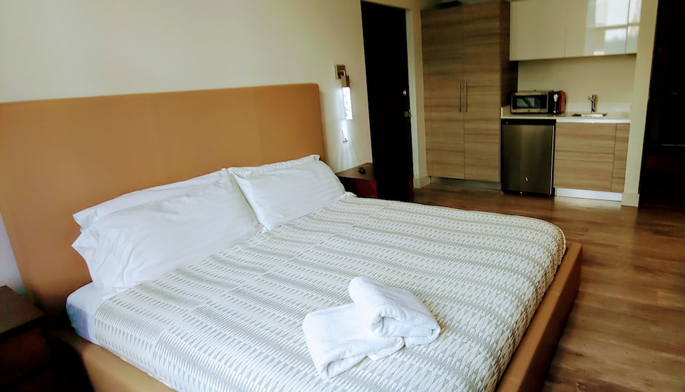 LUXURY, STUDIO, KING BED, CITY VIEW