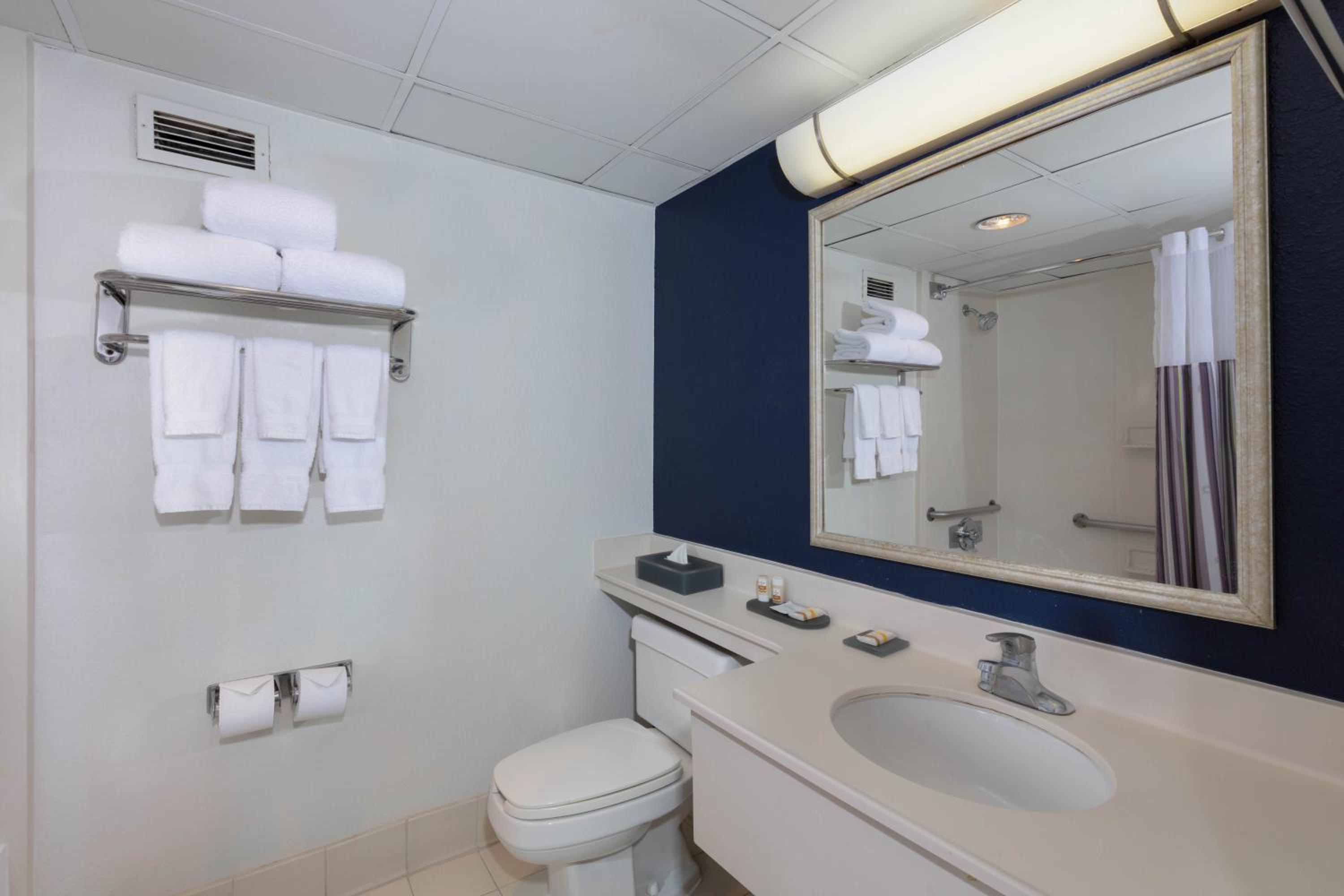 جناح بسرير كينج بغرفة نوم واحدة، La Quinta Inn and Suites by Wyndham Secaucus Meadowlands 6/6