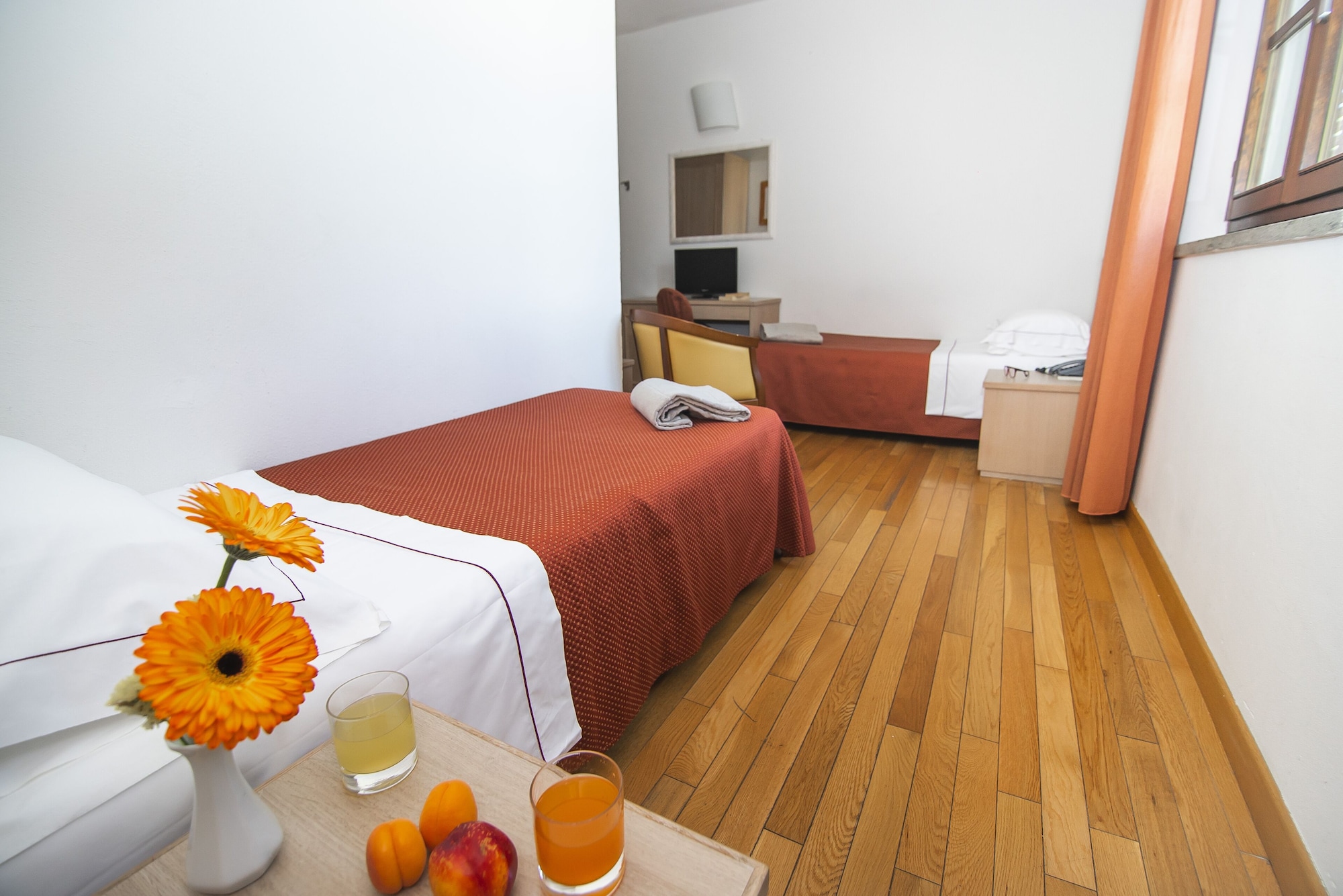 COMFORT, TWIN BEDS, POOL VIEW
