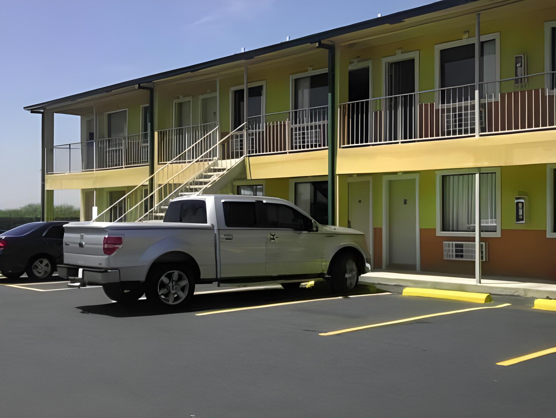 Deluxe Inn Airport 21/26
