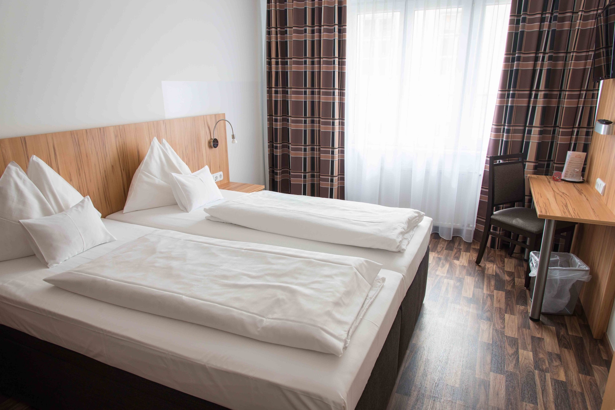 ROOM, DOUBLE BED