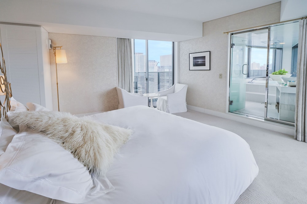 SUITE, KING BED