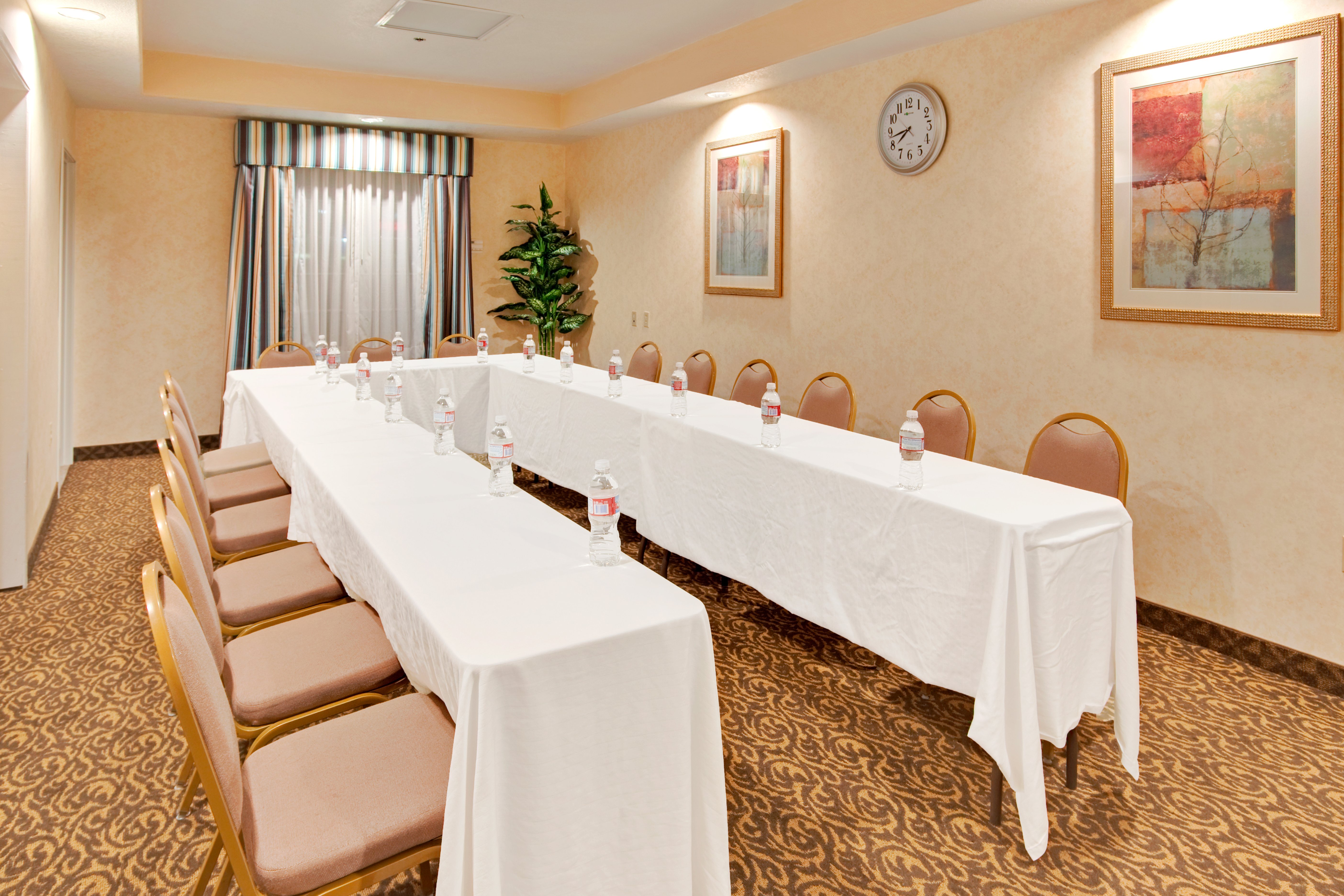 Holiday Inn Express Delano Hwy 99 30/49
