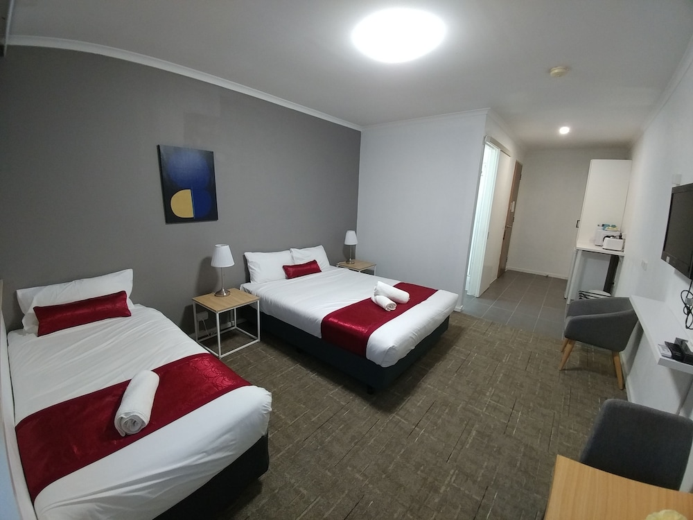 Parkdale Motor Inn 8/45