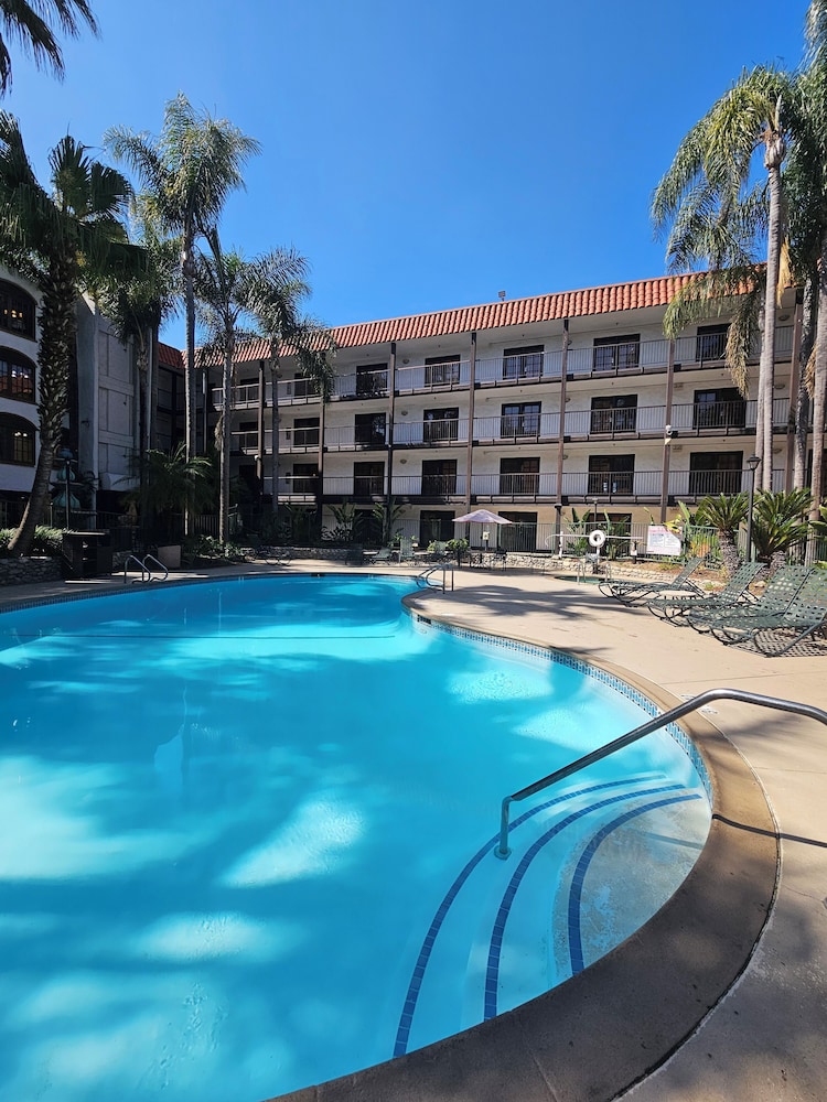 Buena Park Grand Hotel and Suites 41/75