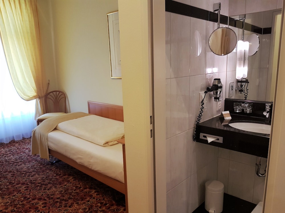 Gaia Hotel 22/75