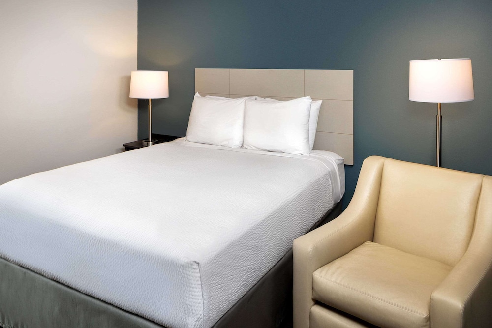 WoodSpring Suites Houston IAH Airport 14/48