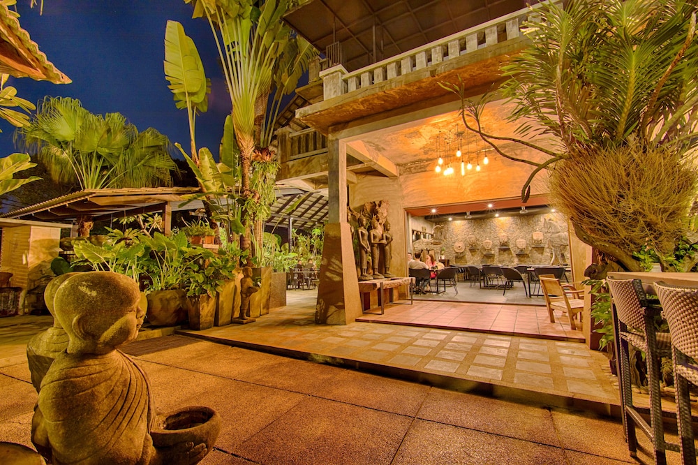 Lot 33 Boutique Hotel 44/50