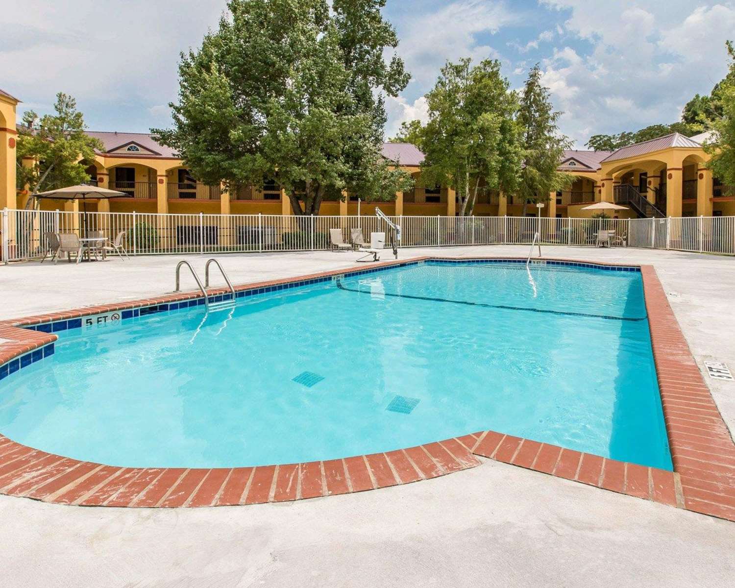 Econo Lodge Dalton West 14/26
