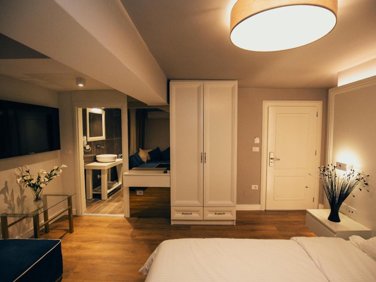 Hotel Romeo 42/59