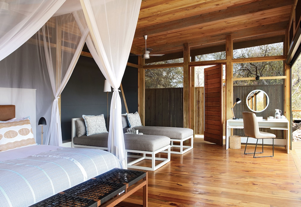 The Outpost Lodge 24/77