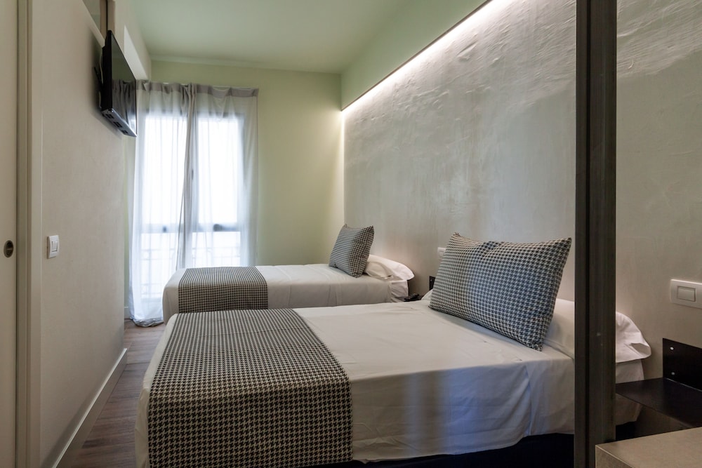 ROOM, TWIN BEDS