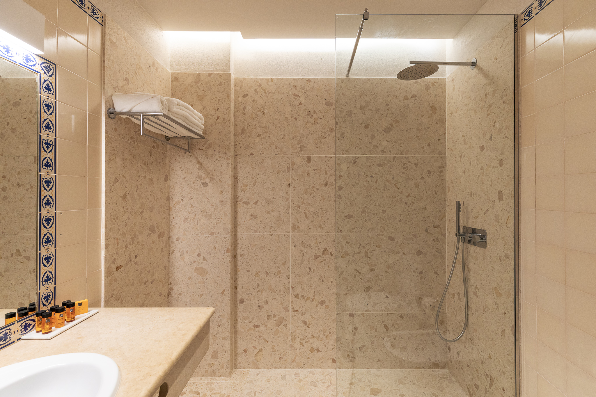 Room, Twin Beds, Garden and Pool View، Belavista da Luz 5/5