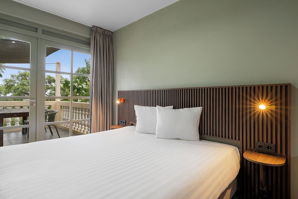 Deluxe, King Bed, Sofa