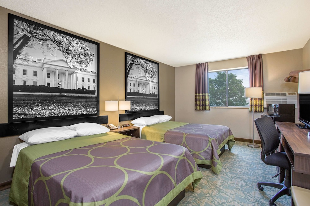 Super 8 by Wyndham Waldorf 10/15