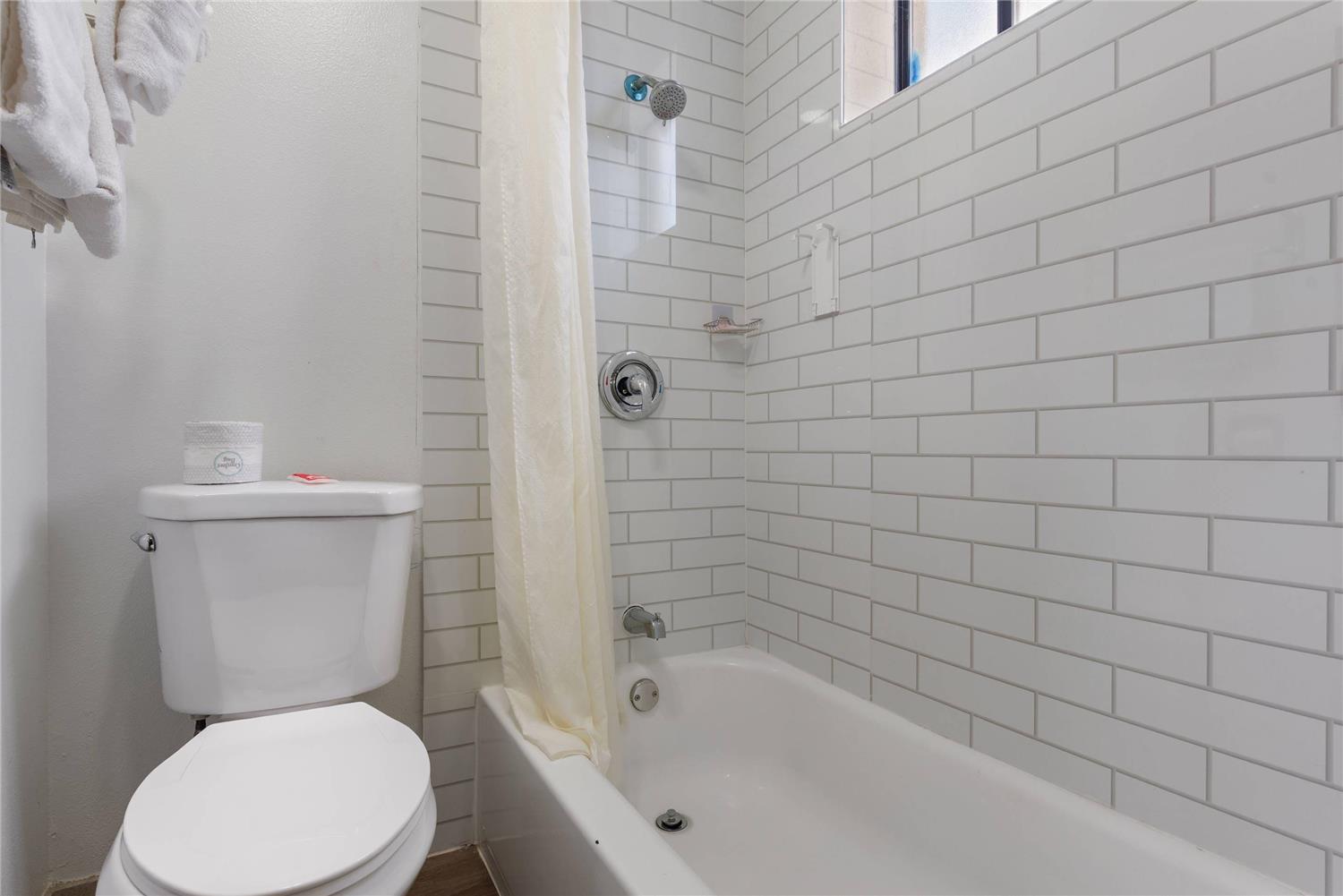 Room, King Bed, Econo Lodge Cortez near Mesa Verde 8/9