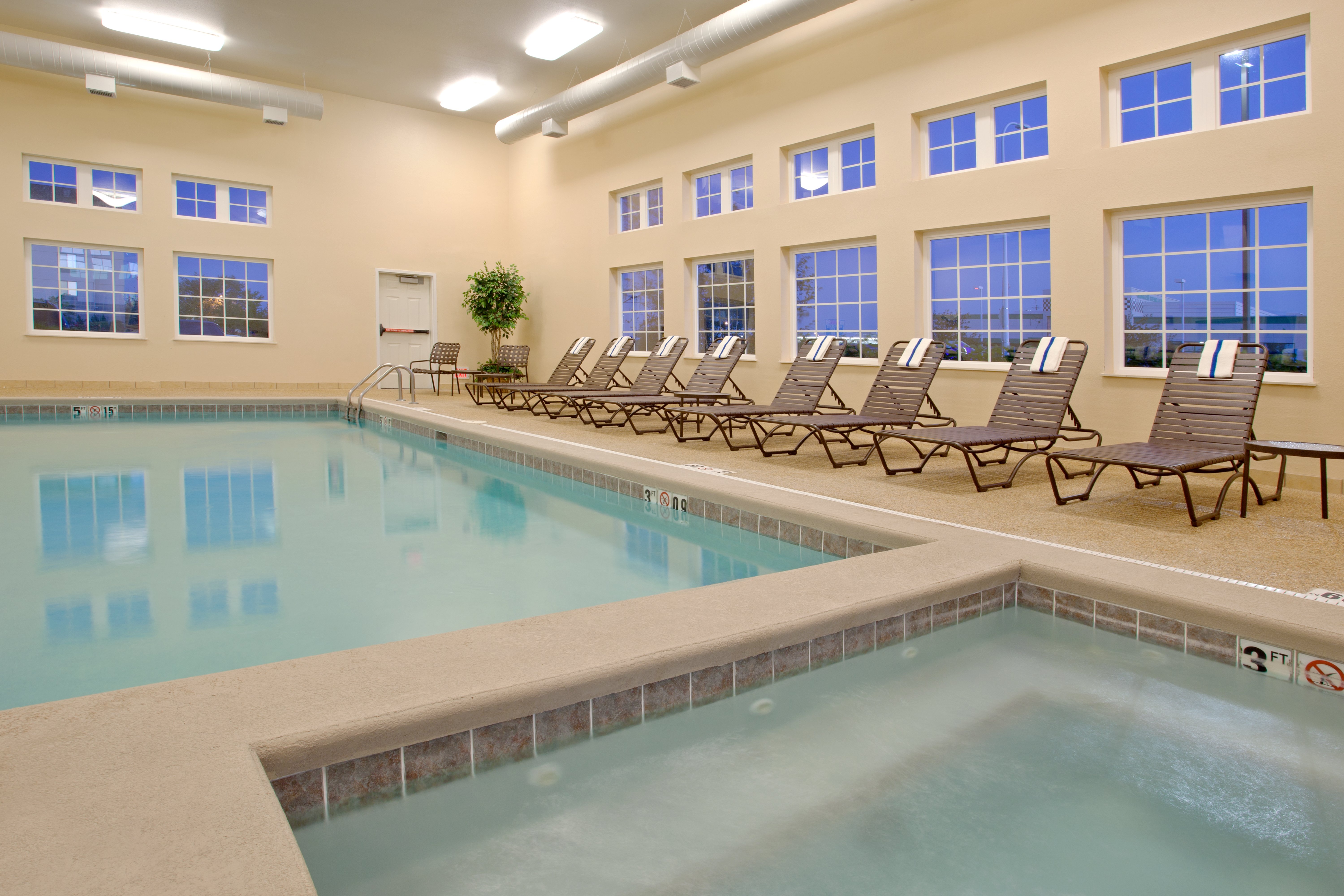 CANDLEWOOD SUITES POLARIS 21/39