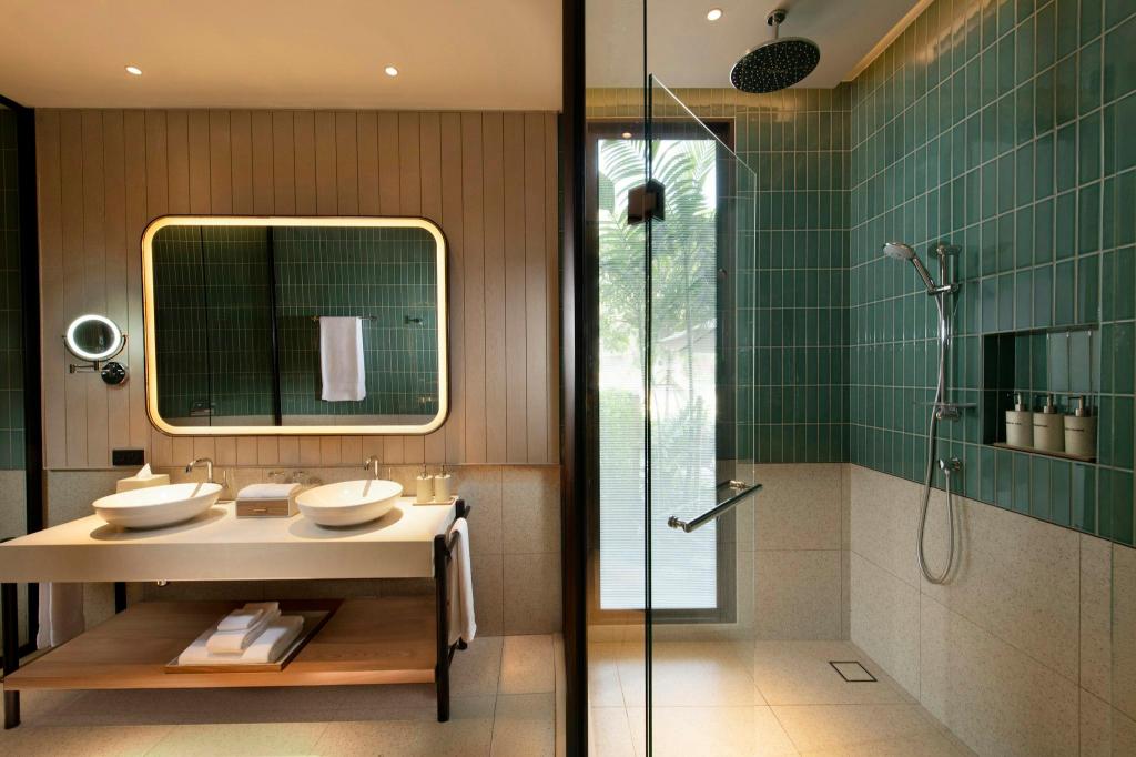 غرفة بسرير كينج بشرفة بإطلالة، Hilton Burau Bay Langkawi Resort 5/9