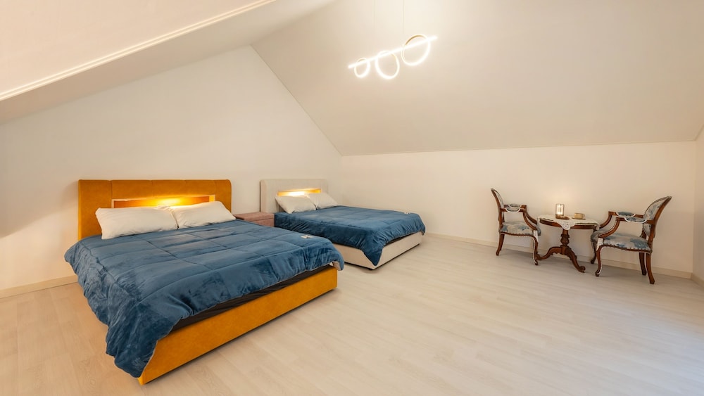3 Bedrooms, White Pine, Basic, 8 Futon Beds, 4 Queen Beds