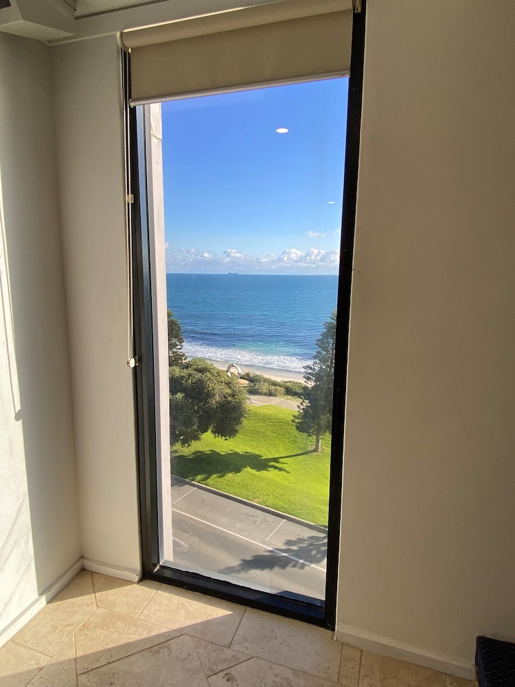 Ocean Beach Hotel 42/45