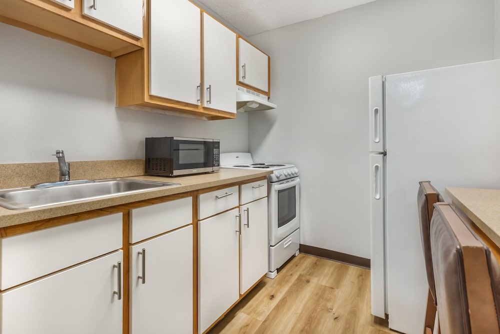 جناح بسرير كوين مع أريكة، HomeTowne Studios & Suites by Red Roof Greensboro 8/8