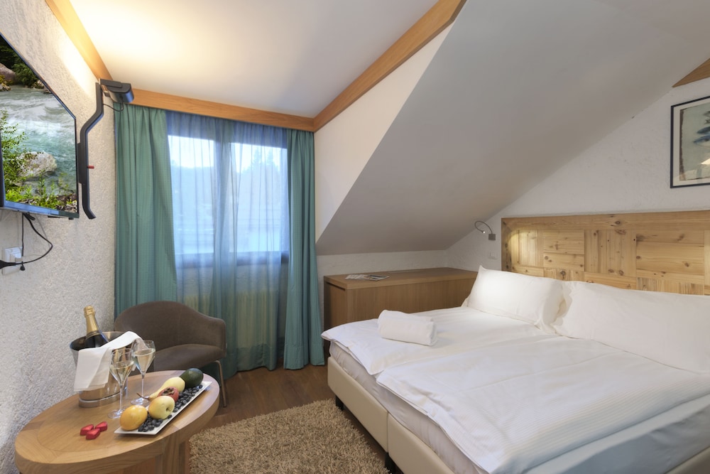 ROOM, DOUBLE OR TWIN BED