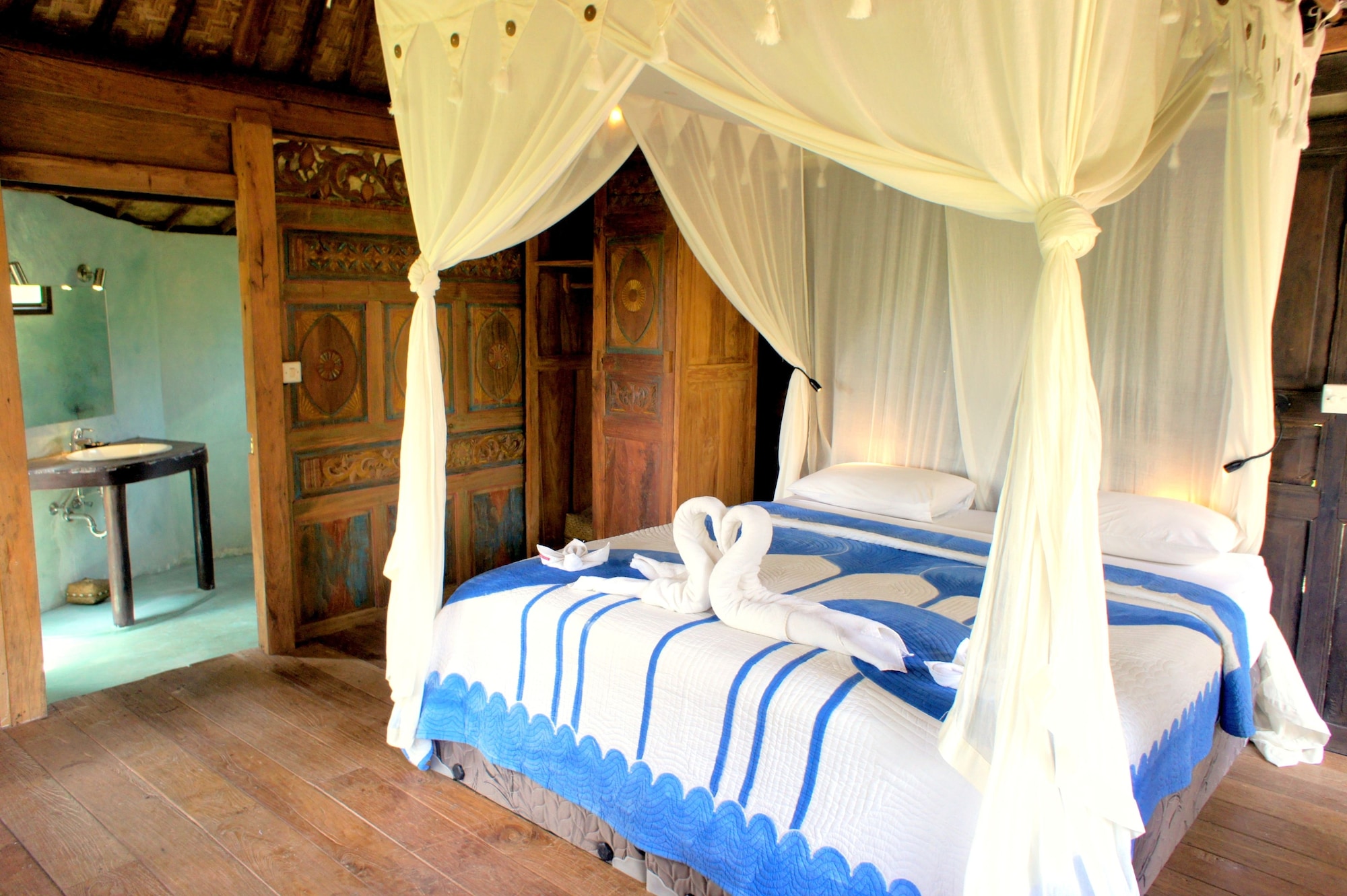 BUNGALOW, DOUBLE OR TWIN BED