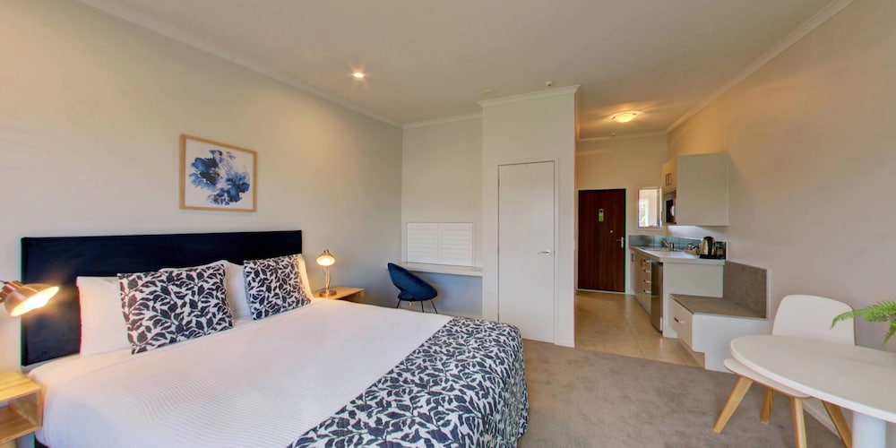 STUDIO, QUEEN BED, JETTED TUB
