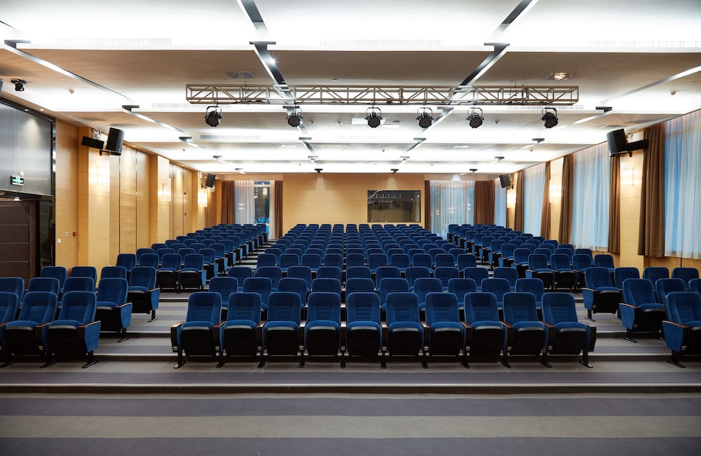 The Thousand Lantern Lake Hotel 60/63
