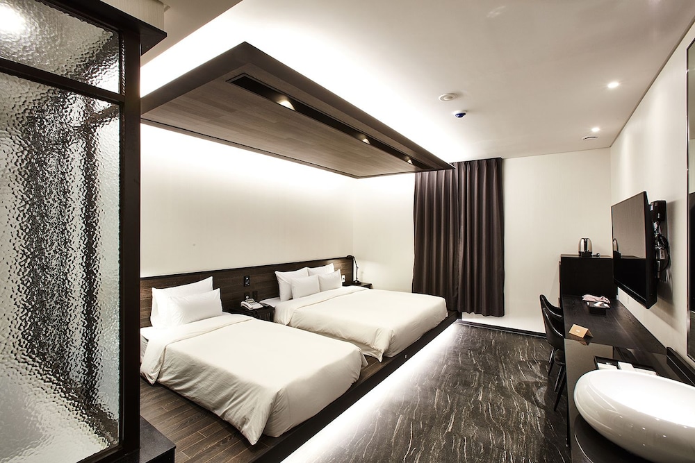Hotel Wanted 19/70
