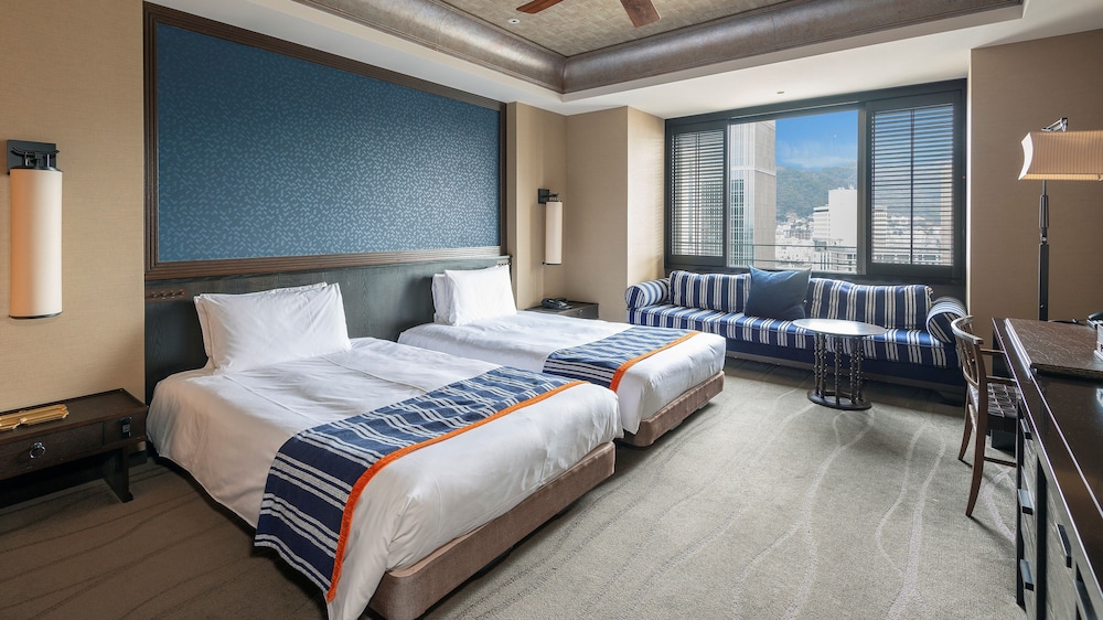 CLUB, TWIN BEDS, CITY VIEW, CLUB LOUNGE ACCESS