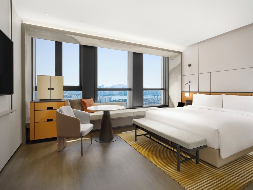 SIGNATURE, DELUXE, KING BED