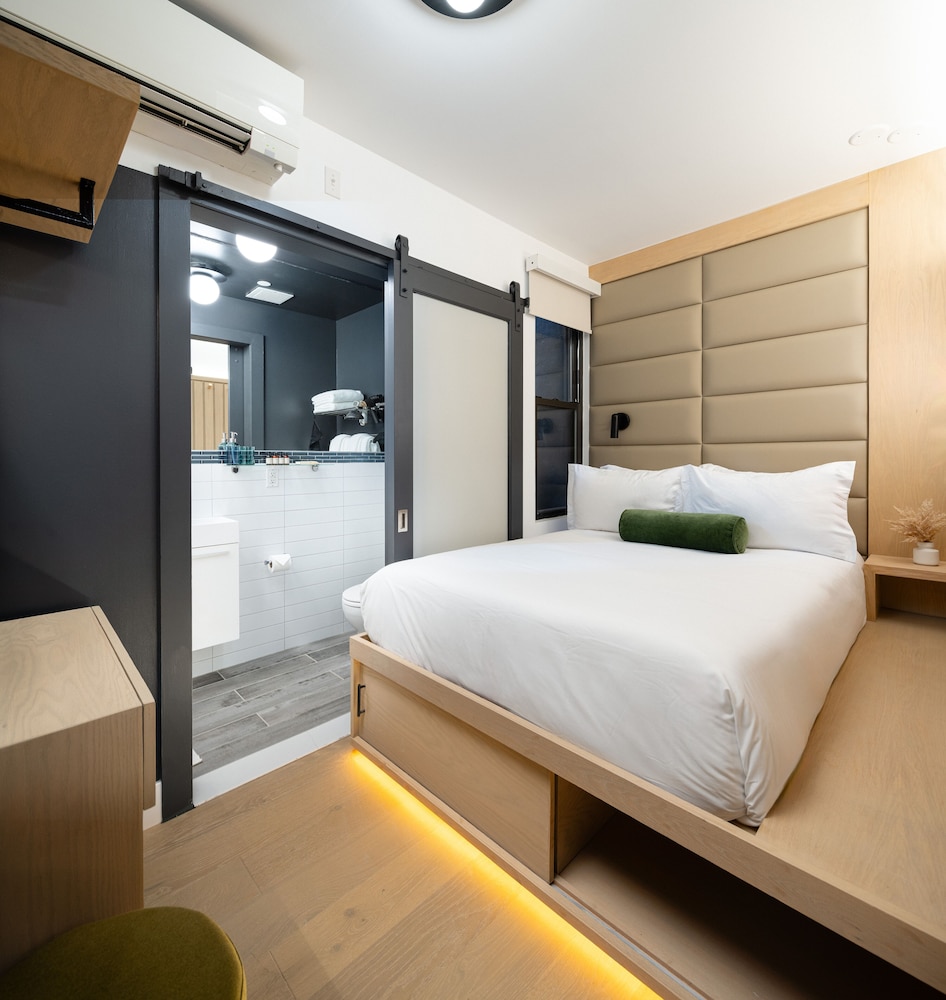 Hotel 837 18/50