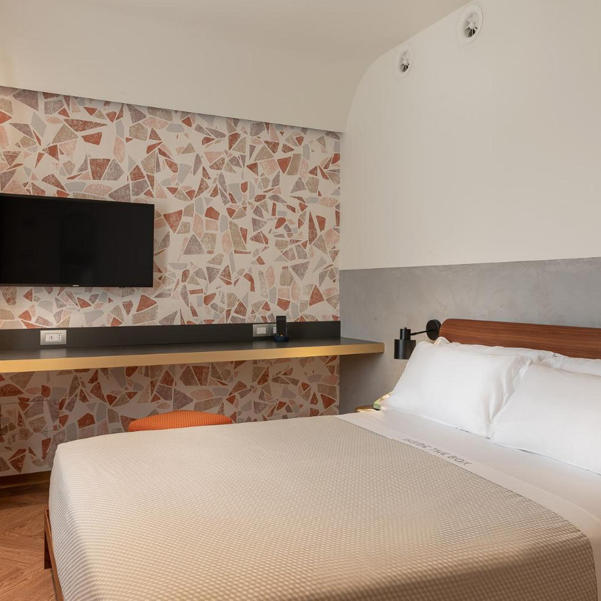 Standard, Double Bed, The Box Riccione 4/10