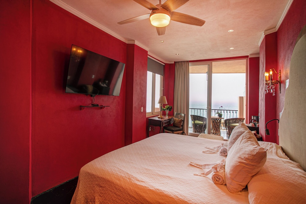 DELUXE, OCEAN FRONT