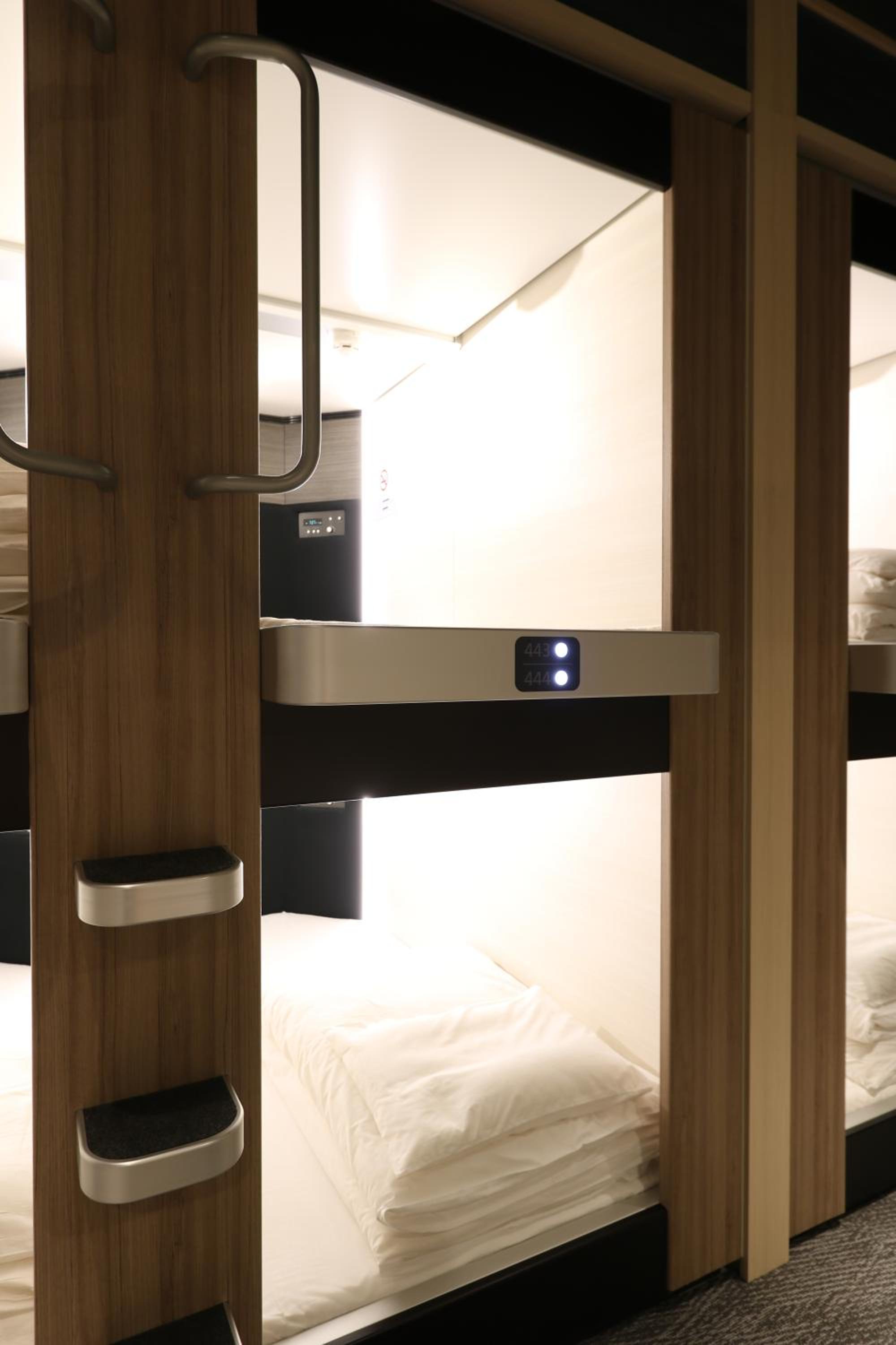 Capsule, Female Only, Moderate, Bunk Bed