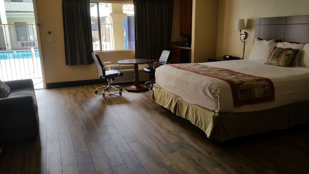 Travelodge by Wyndham Costa Mesa Newport Beach Hacienda 9/25